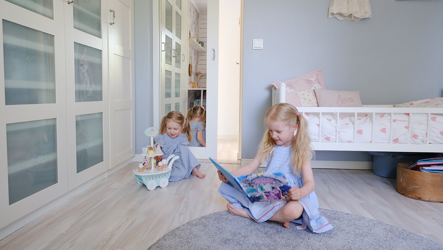 Swedoorin liukuovi helpottaa Anni Uppalan lapsiperhearkea