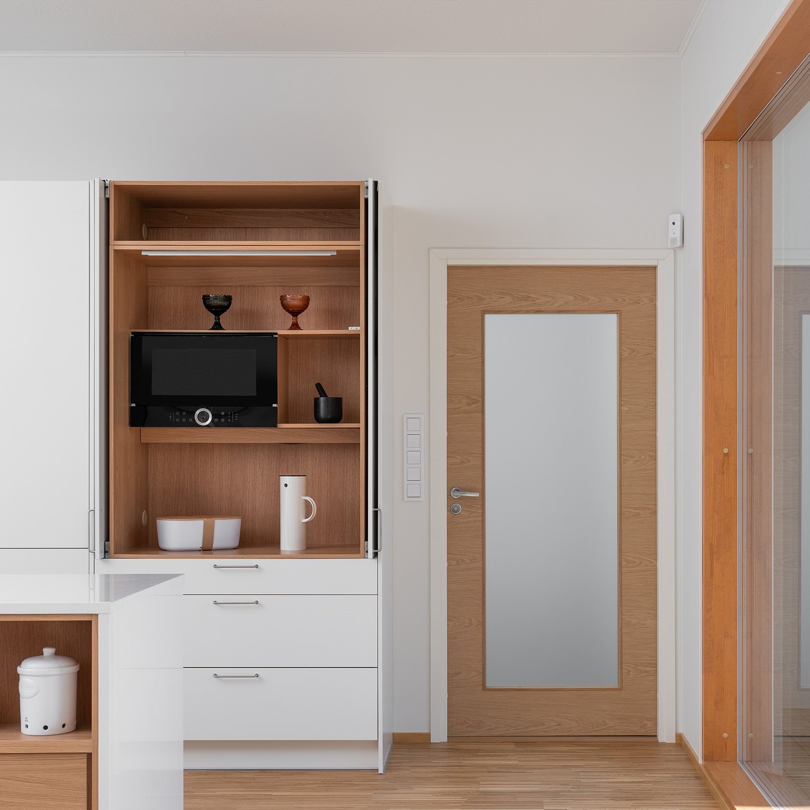 Steady-oak-vertical_kitchen-scenery_1600x