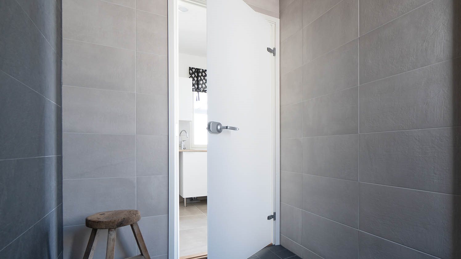 Kylpyhuoneenovet - valitse kaunis ja kestävä ovi kosteisiin tiloihin