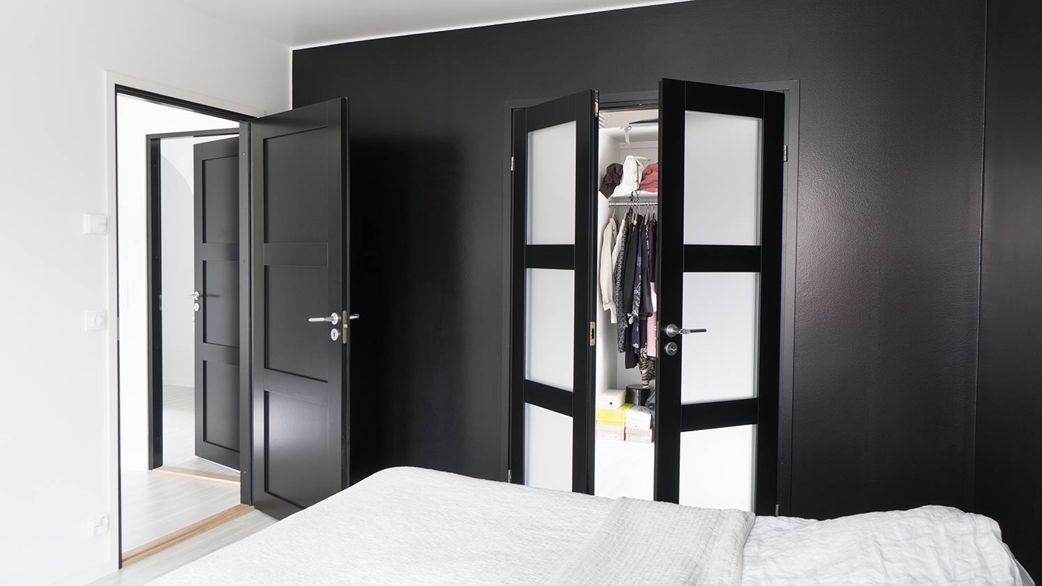 Makuuhuone on nukkujansa näköinen – tuo rauhaa äänieristetyillä ovilla tai yhdistä tiloja lasitettujen ovien avulla