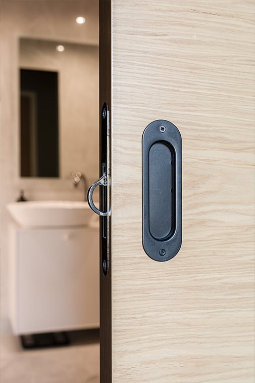 Valitse sisäovi sisustuksen mukaan – viilutetuilla ovilla ajatonta tyyliä kotiisi