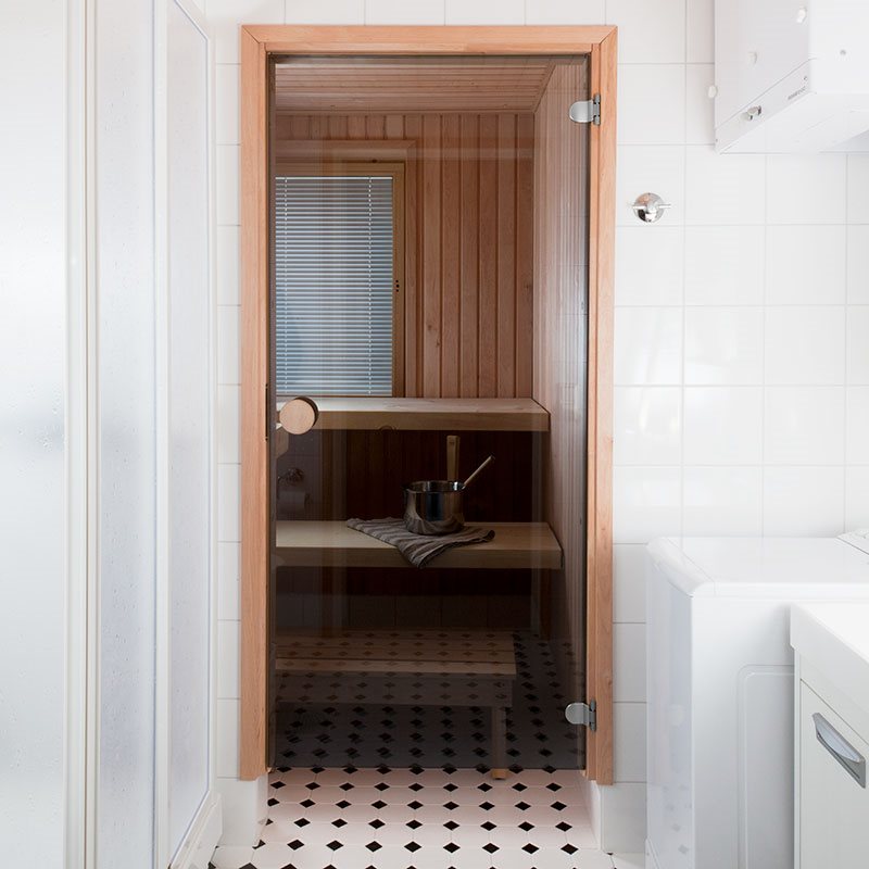 Swedoor-saunanovi-Sauna-83-harmaa-leppa-kylpyhuone-w800